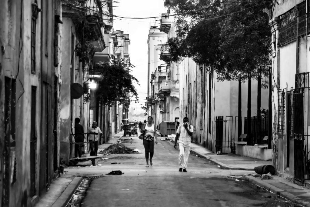 Personen gehen durch Havanna