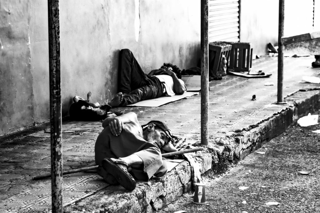 zwei Männer schlafen auf der Straße