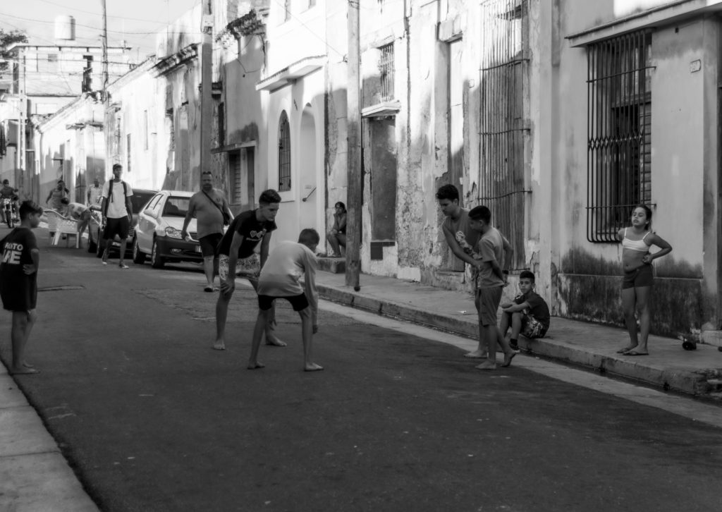 spielende Kinder auf einer Straße